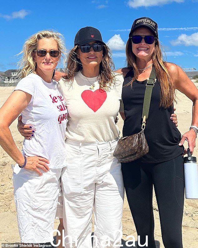 最好的朋友三人组:两天前,波姬·小丝 (Brooke Shields) 与玛莉丝卡·哈吉塔 (Mariska Hargitay) 一起在汉普顿参加了她的第四次年度快乐心灵步行活动。这两位最好的朋友也加入了他们的朋友,Living Color 校友阿里·温特沃斯 (Ali Wentworth),身高 58