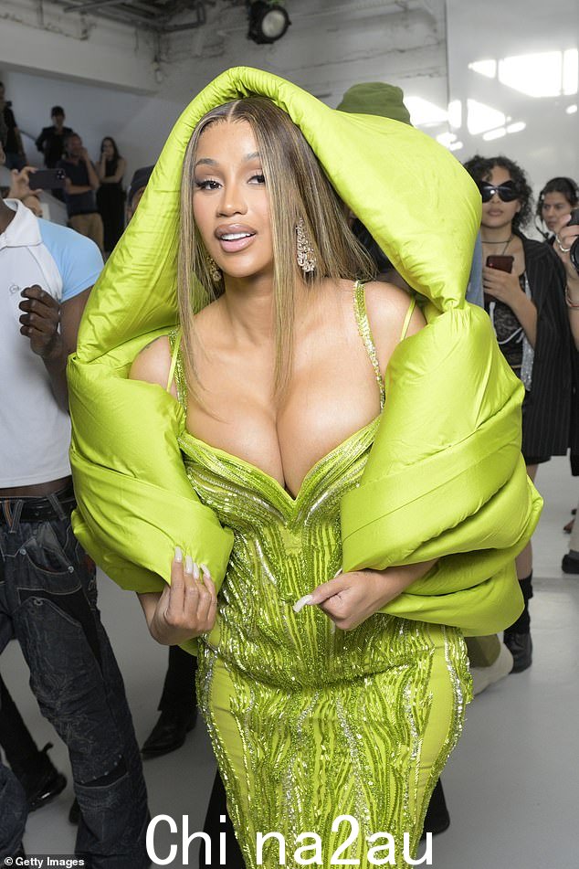 最新消息:30 岁的 Cardi B 在 Drai's Beachclub 表演期间向人群开麦克风事件调查后,已在拉斯维加斯合法无罪。最后一张图巴黎月