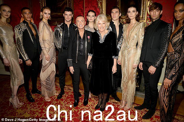 Julien Macdonald (C) 和 Camilla,参加 2018 年 11 月 21 日在兰开斯特宫举行的国家骨质疏松症协会 Julien Macdonald 时装秀