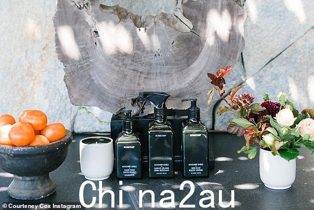 为了帮助:她的品牌 Homecourt 现在正在销售 Mandarin Basile 系列香水,包括蜡烛和各种类型的肥皂