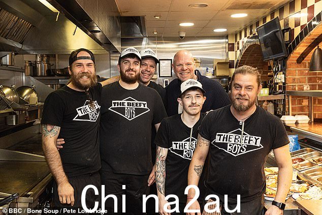 Tom Kerridge 与 The Beefy Boys 一起在厨房里观看一集 The Hidden World of Hospitality