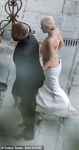 婚礼之谜:据说这位 45 岁的说唱歌手与据信 27 岁的比安卡举行了私人仪式,并被发现于 2023 年 1 月戴着结婚戒指