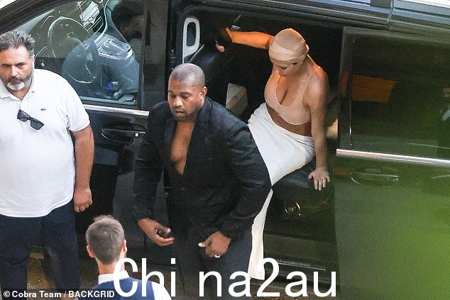 滑出:Kanye 和他的“妻子”穿着时尚的服装,不容错过