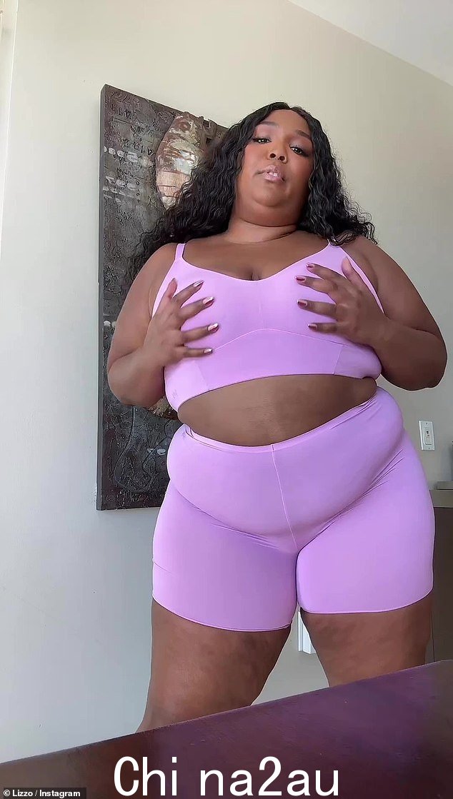 震惊:在前伴舞者指控她性骚扰的诉讼之后,Lizzo 的身体自信品牌面临风险(照片中 Lizzo 正在宣传她的 Yitty 塑身衣系列)