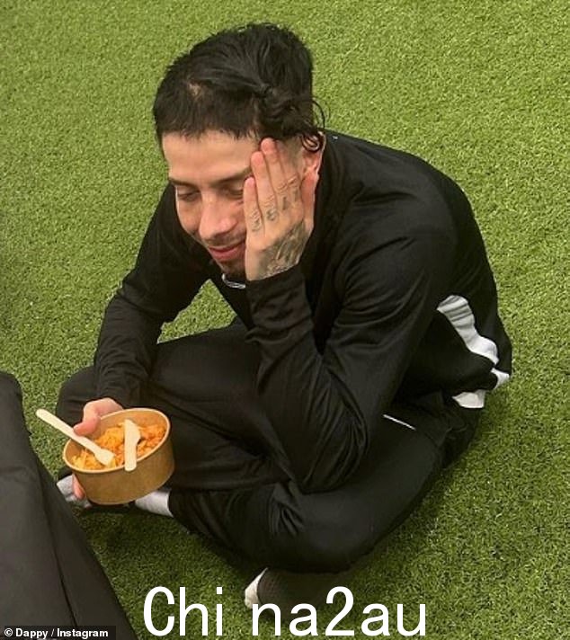 帽子下面:Dappy 的头发似乎从头中间长出来,并在左侧打成一个顶结