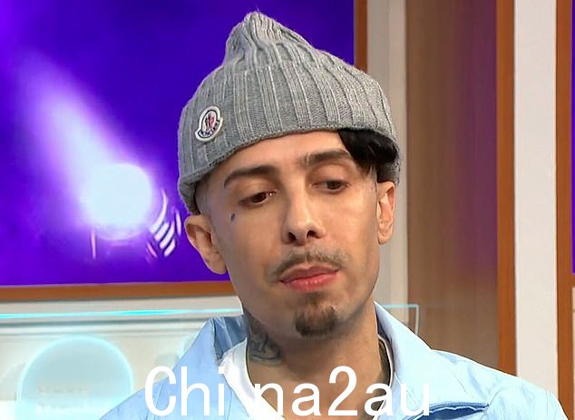 新风格:Dappy 在接受采访时戴着一顶灰色无檐小便帽,但粉丝们却发现一缕黑发露出来