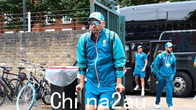 受伤的内森·里昂当时他并不在场上,但不久之后,当他们坐下来吃午餐时,他发现自己位于两队之间。图片:Ryan Pierse/Getty Images