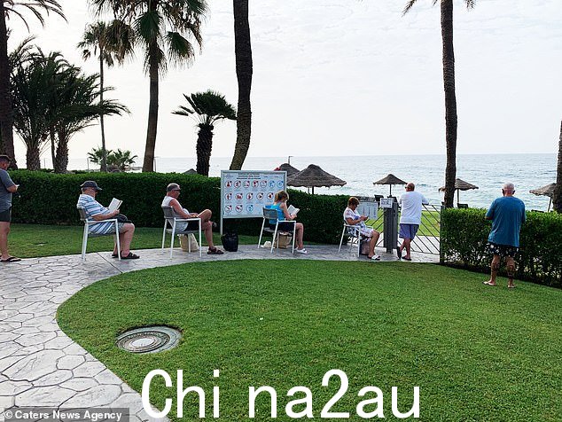 热浪开始了:贝纳尔马德纳 Estival 酒店的客人在排队等候在阳光下的位置