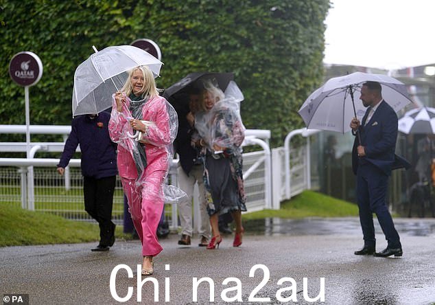 其他人在试图保护自己的连衣裙时加倍穿上斗篷和雨伞
