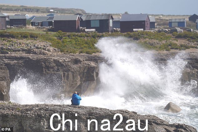 多塞特郡的汹涌巨浪展现了袭击英国海岸时令人惊叹的风暴的全部威力