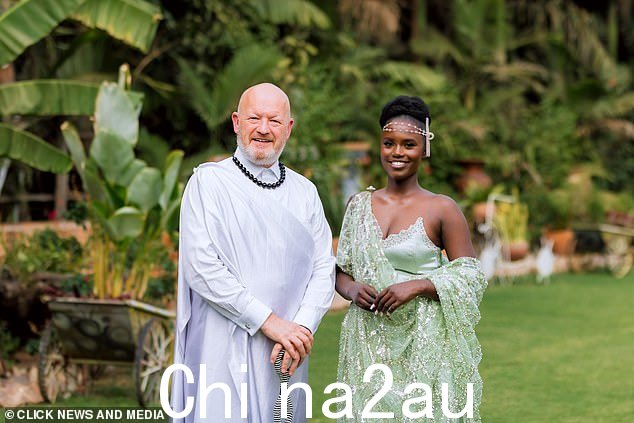 Simon Danczuk 和 Claudine Uwamahoro 去年 3 月在卢旺达相识后结婚