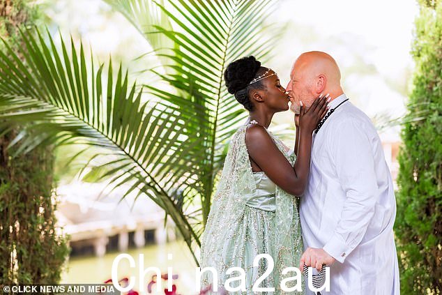 Claudine Uwamahoro 在卢旺达结婚期间亲吻她的新婚丈夫 Simon Danczuk