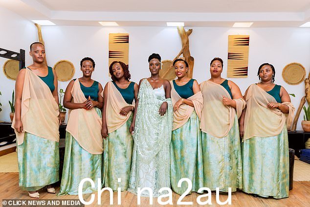 Claudine Uwamahoro,一名 28 岁的美容治疗师,在卢旺达与她的新娘派对合影