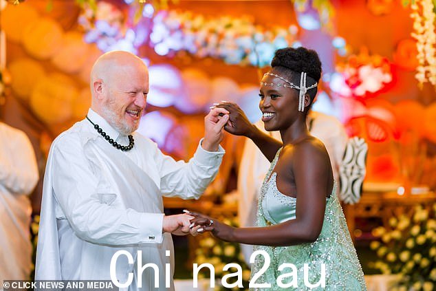 前工党议员 Simon Danczuk 与第三任妻子 Claudine Uwamahoro 牵手