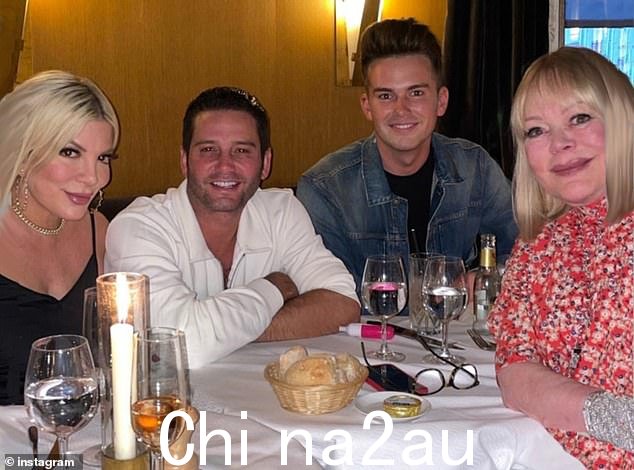 图为 Tori Spelling、Josh Flagg、Andrew Beyer 和 Candy Spelling 7 月 20 日在巴黎用餐22