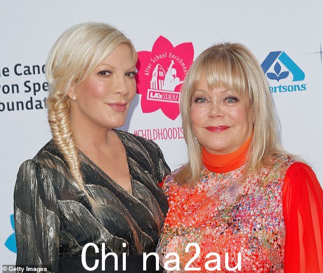 Tori Spelling 和 Candy Spelling 出席 2015 年洛杉矶最佳年度家庭晚宴