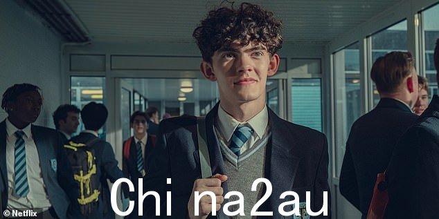 学生:这部 LGBTQ+ 成长剧开启了一大批有抱负的演员的职业生涯,其中许多人正在攻读 GCSE,其中包括主演 Joe Locke” 班=