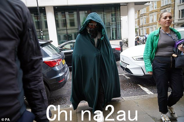 到达:他穿着绿色斗篷到达,以在宣布之前隐藏自己的身份