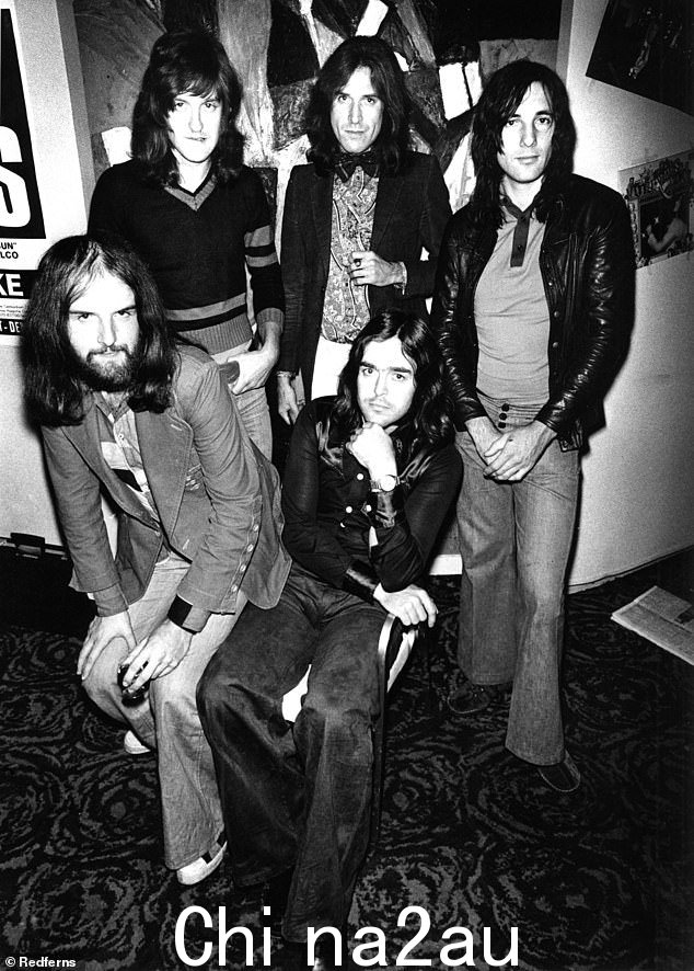 图例:约翰在 1970 年至 1978 年间与他的 Kinks 乐队成员一起演奏键盘,出现在 10 张专辑中,并为他们的热门歌曲《Lola》的演示做出了贡献