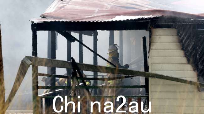 上午 6 点 20 分左右,紧急服务人员接到电话前往托德曼街的两层住宅,发现该房产完全被火焰吞没,两栋相邻的房屋被大火吞没。家园着火了。图片:Steve Pohlner。