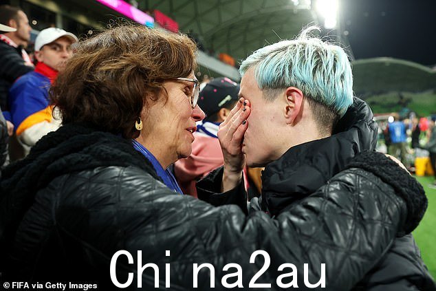 这位 38 岁的球员 - 两届世界杯冠军 - 受到一名观众的安慰