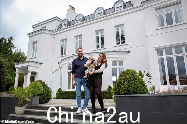 Omaze 豪华豪宅的 15 名获奖者中,只有 3 名仍然住在他们的“梦想家园”中,许多人选择赚取数百万美元或将其出租给幸运的租户。图为:贝卡·波特 (Becca Pott)、她的丈夫本 (Ben) 和女儿艾娃 (Ava) 仍住在位于阿斯科特 (Ascot) 价值 350 万英镑的家中