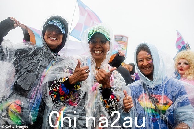 竖起大拇指:去年 6 月公开出柜的奥运选手凯莉·霍姆斯 (Kelly Holmes) 也被发现与朋友一起在音乐节上外出
