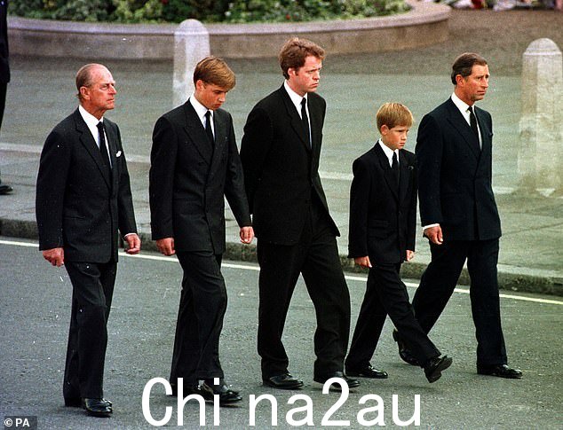 菲利普、威廉、斯宾塞伯爵、哈里和查尔斯 1997 年走在戴安娜葬礼队伍后面