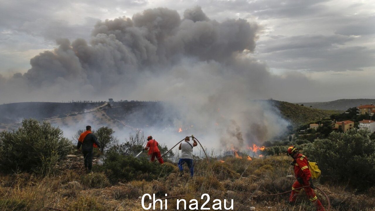 希腊总理为被迫逃离野火的游客提供免费假期