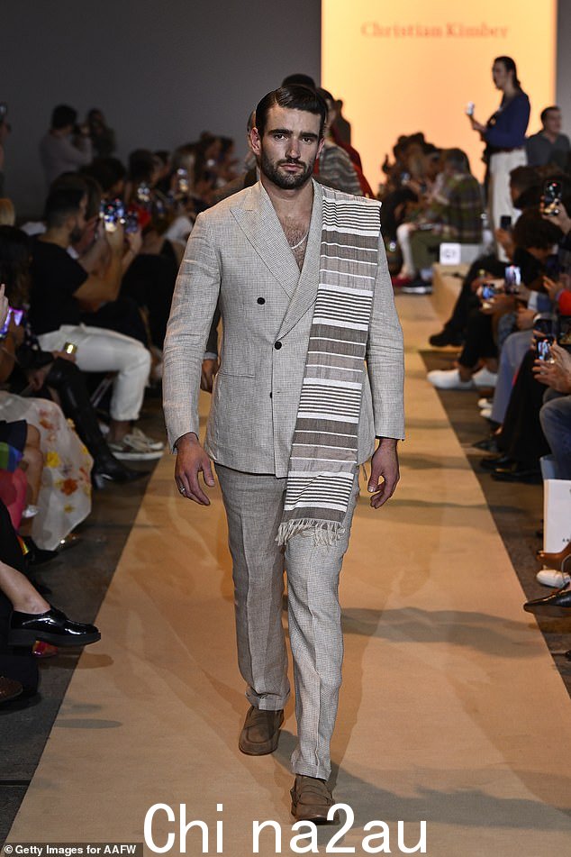 这位大块头由顶级模特经纪公司 IMG Models 代理,身高 6 英尺 1 英寸,拥有超过 24,000 名 Instagram 粉丝。图为T台上