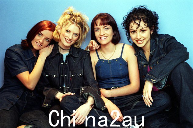 女孩们来了!由双胞胎姐妹 Edele 和 Keavy Lynch、Lindsay Armaou 和 Sinéad O'Carroll 组成的爱尔兰四人组合,在闯入排行榜四分之一个世纪后登上沙发,看起来令人难以置信她们的热门歌曲《C'est la Vie》