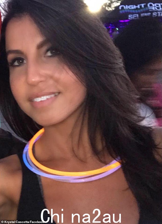 40 岁的 Krystal Cascetta 医生据称于周六早上 7 点左右进入婴儿的房间,开枪射杀了她的女儿,然后用枪指着自己