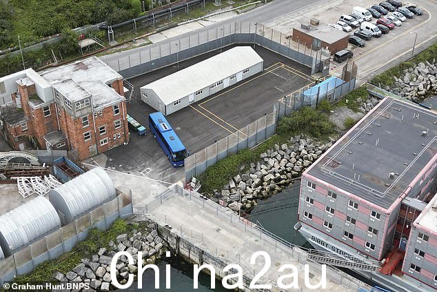 蓝色客车抵达多塞特郡波特兰港的鸟瞰图
