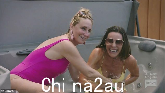热水浴缸:在周日的 Luann 节目中,Luann de Lesseps 和 Sonja Morgan 将一个热水浴缸送到了他们的汽车旅馆,并用花园软管装满了热水浴缸,然后穿着裙子跳了进去和 Sonja:欢迎来到 Bravo 上的 Crappie Lake