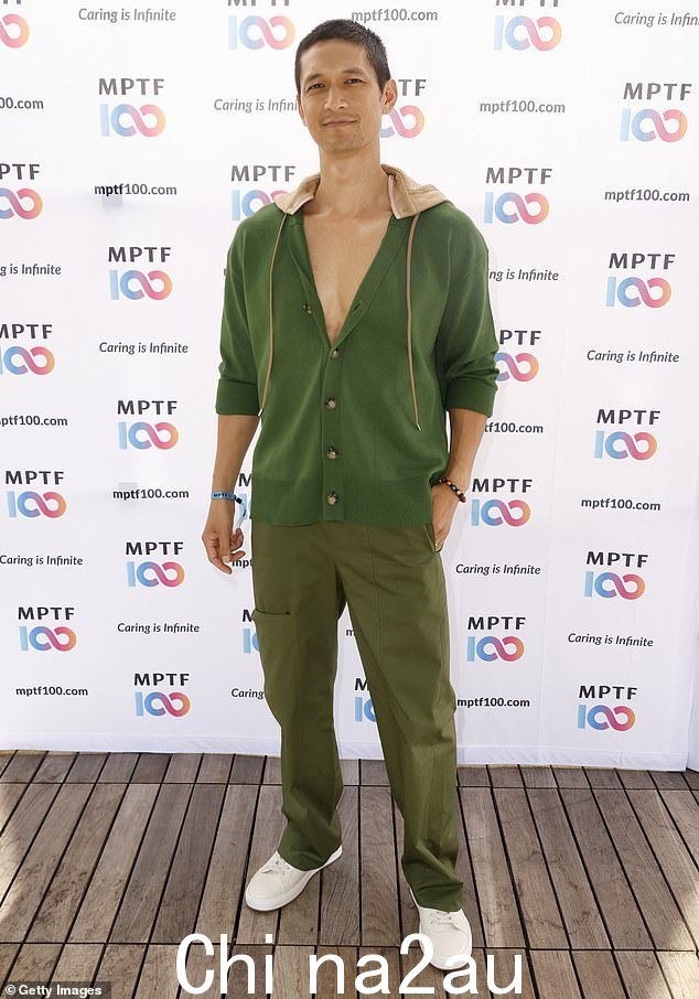 玩得很开心:《摘金奇缘》明星 Harry Shum Jr. 也被发现在庆祝活动中穿着绿色裤子和绿色毛衣