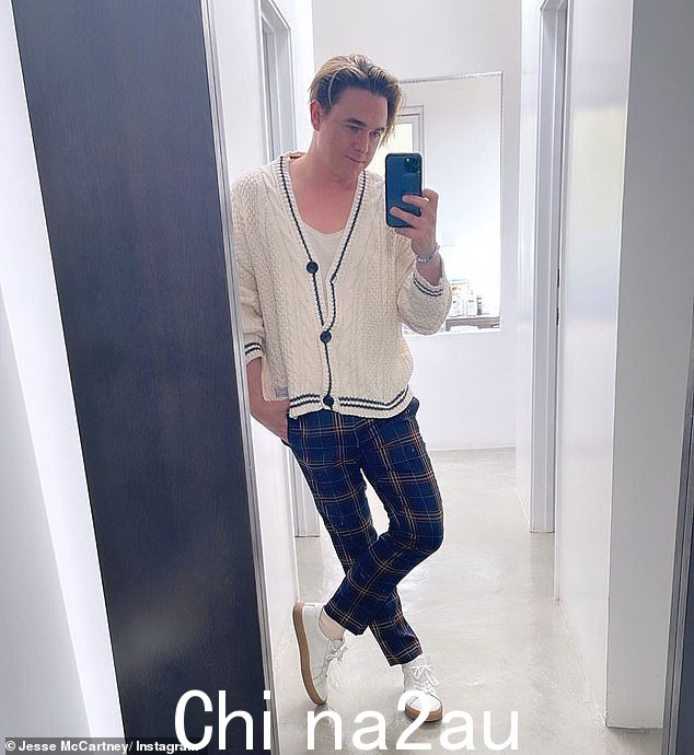 角色着装:杰西·麦卡特尼 (Jesse McCartney) 在他的 Instagram 故事中分享了一张自己穿着开衫毛衣和格子裤的照片