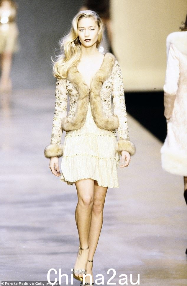 Beatrice 在 2004 年 Blumarine 成衣秀上的造型