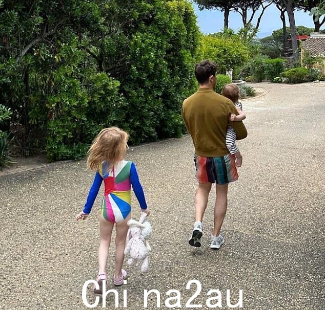 幸福的家庭:安吉拉和罗伊有两个孩子,都是女儿,出生于 2018 年和 2022 年
