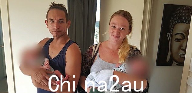 孩子们的母亲萨曼莎·斯蒂芬森 (Samantha Stephenson),28 岁(与戈迪内特先生坐在一起)和一名 21 岁的女性亲属在两人奇迹般地逃离大火后出院