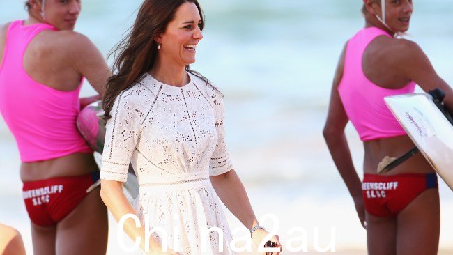 凯特·米德尔顿 (Kate Middleton) 在旅行时穿着 Zimmermann 连衣裙曼莉 2014 年澳大利亚巡演期间。图片来源:Don Arnold/WireImage