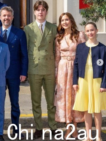 Mary 在巴黎为侄子出席活动时穿着澳大利亚品牌 Zimmerman确认。图片：丹麦王室 Instagram。” Sizes=