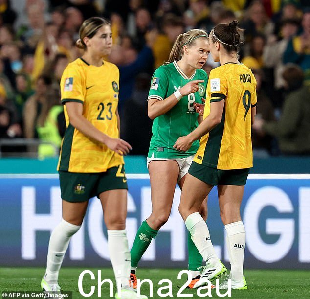 Matildas 前锋凯特琳·福德 (Caitlin Foord) 在 7 月 20 日悉尼 1-0 战胜爱尔兰的比赛中与爱尔兰队 Ruesha Littlejohn 发生冲突