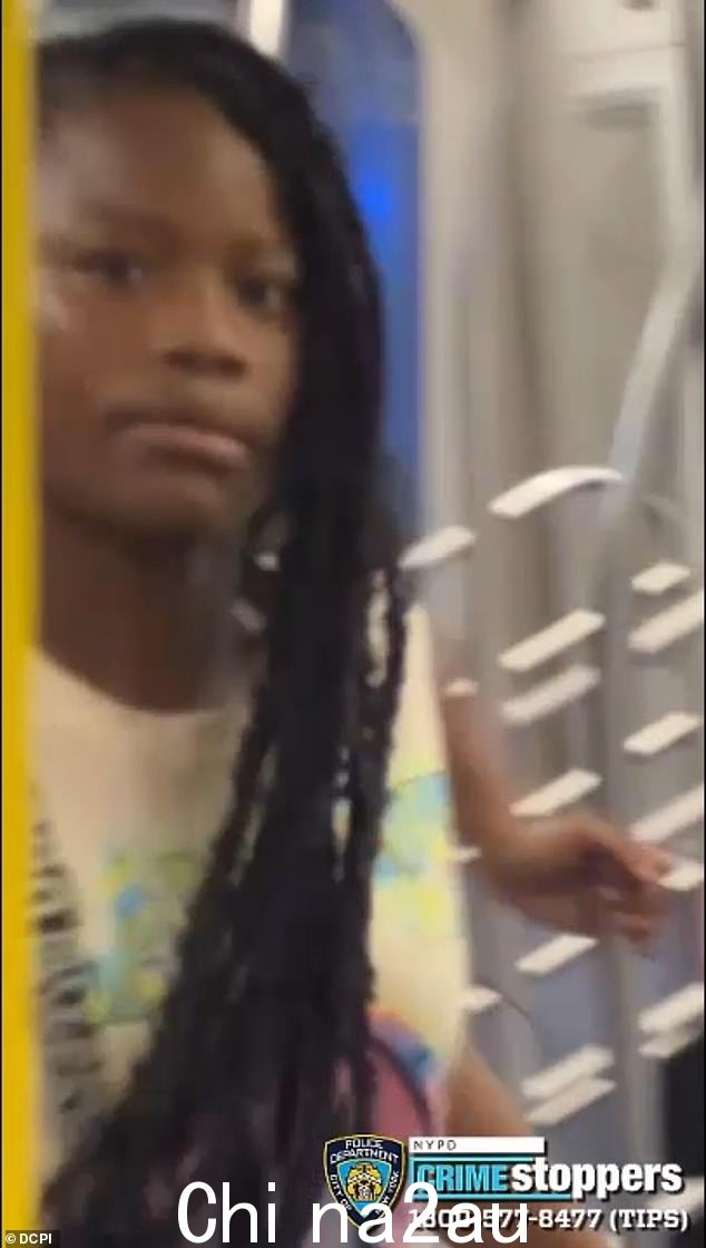一个留着辫子的青少年再次冲向林,迫使她关掉相机
