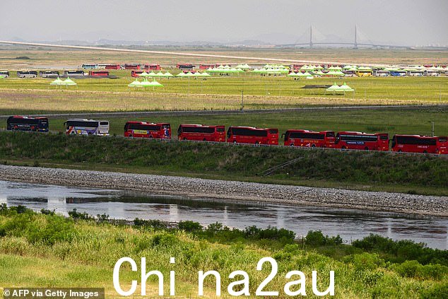 在露营地外的道路上看到一排教练8 月 8 日,童子军离开全罗北道扶安市世界童子军大露营的准备工作