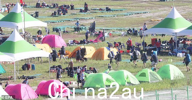 8 月 8 日,童子军离开世界童子军露营地时正在收拾行李