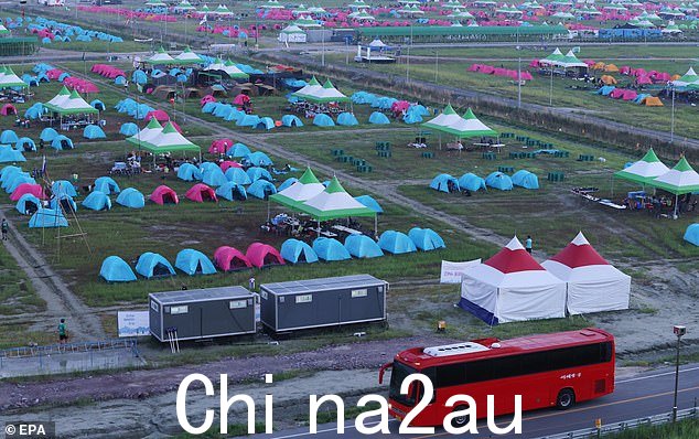 今天,来自世界各地的数以万计的童子军从问题重重的营地出发(如图),这是对狂欢节的最新打击,已经有数百名童子军在酷热的热浪中生病了