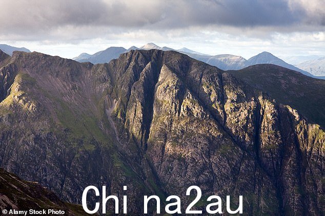 今天透露,一名经验丰富的登山向导和两名客户在 Glen Coe 坠落身亡时被“绳索绑在一起”