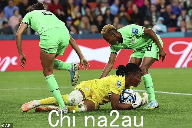 然后,几分钟后,奇亚马卡·纳多齐 (Chiamaka Nnadozie) 再次扑救,阻止了达利的射门,然后将球放在地上(如图)