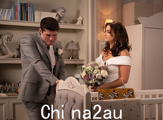 艰难:但最近的场景让她在发现未婚夫 Nicky 是同性恋并利用她进入家庭农场后感到震惊
