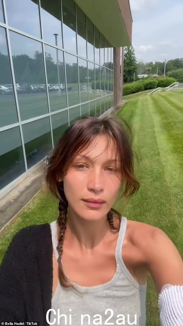 新鲜空气:哈迪德发布了一段她在 TikTok 上遛澳大利亚牧羊犬的视频,名叫 Beans